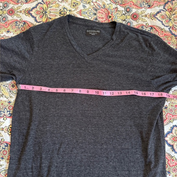 Excellent condition men’s medium charcoal gray Goodlife everyday v neck T - Picture 2 of 6